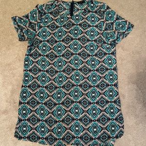 The Limited split side tunic blouse. Flowy short sleeve with back zipper detail